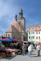 Hettstedt Markt in Hintergrund St. Jakobi